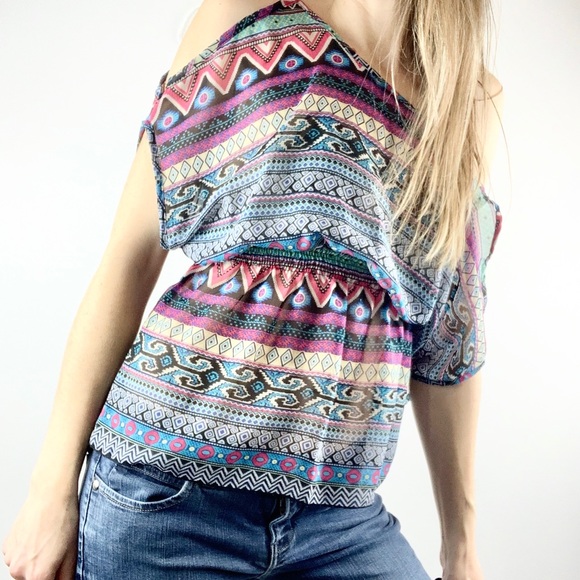 LOVE COUTURE | Aztec Keyhole Sleeves Sheet Blouse - Picture 4 of 7